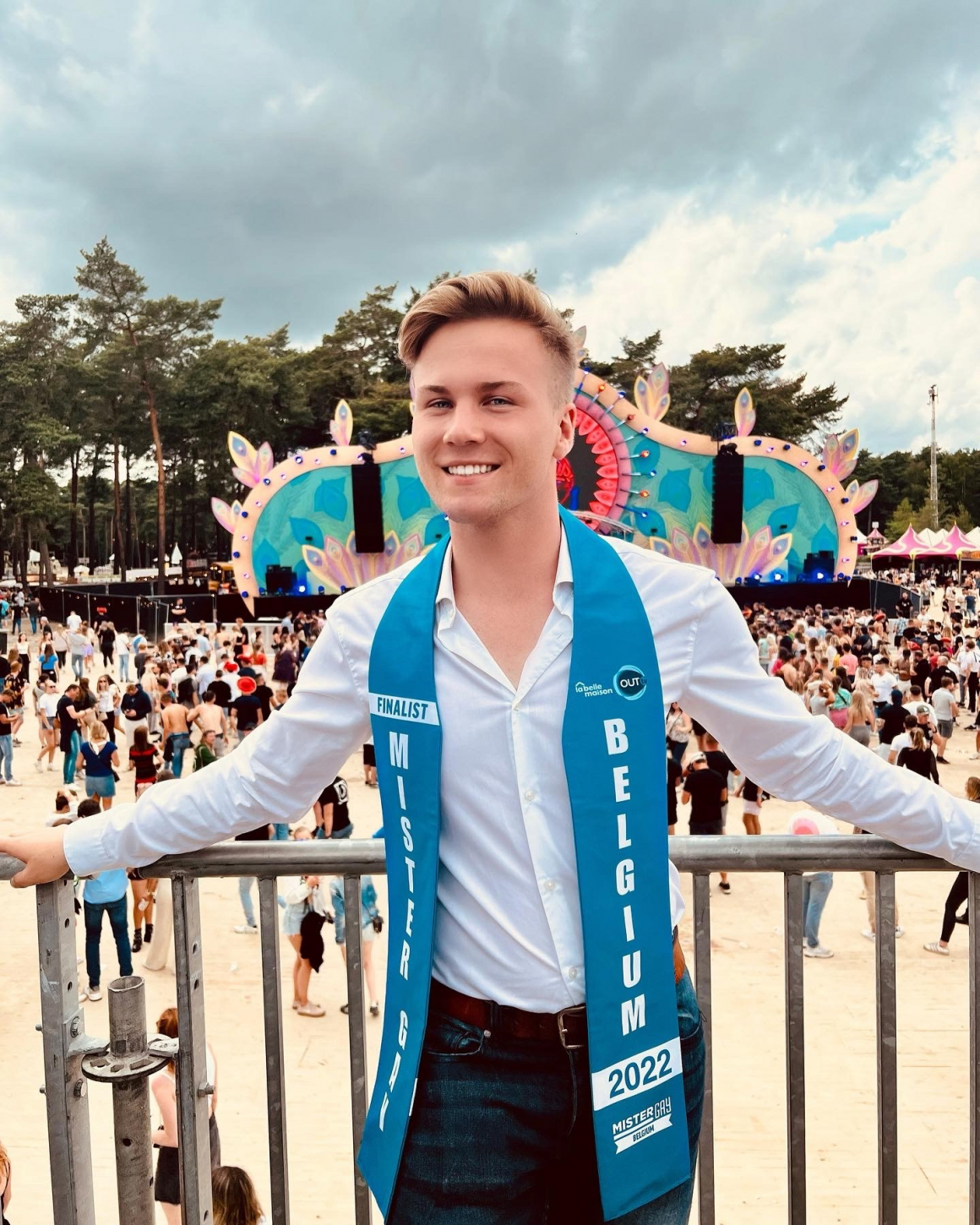 Ben met Mister Gay Belgium sjerp aan met een festival op de achtergrond
