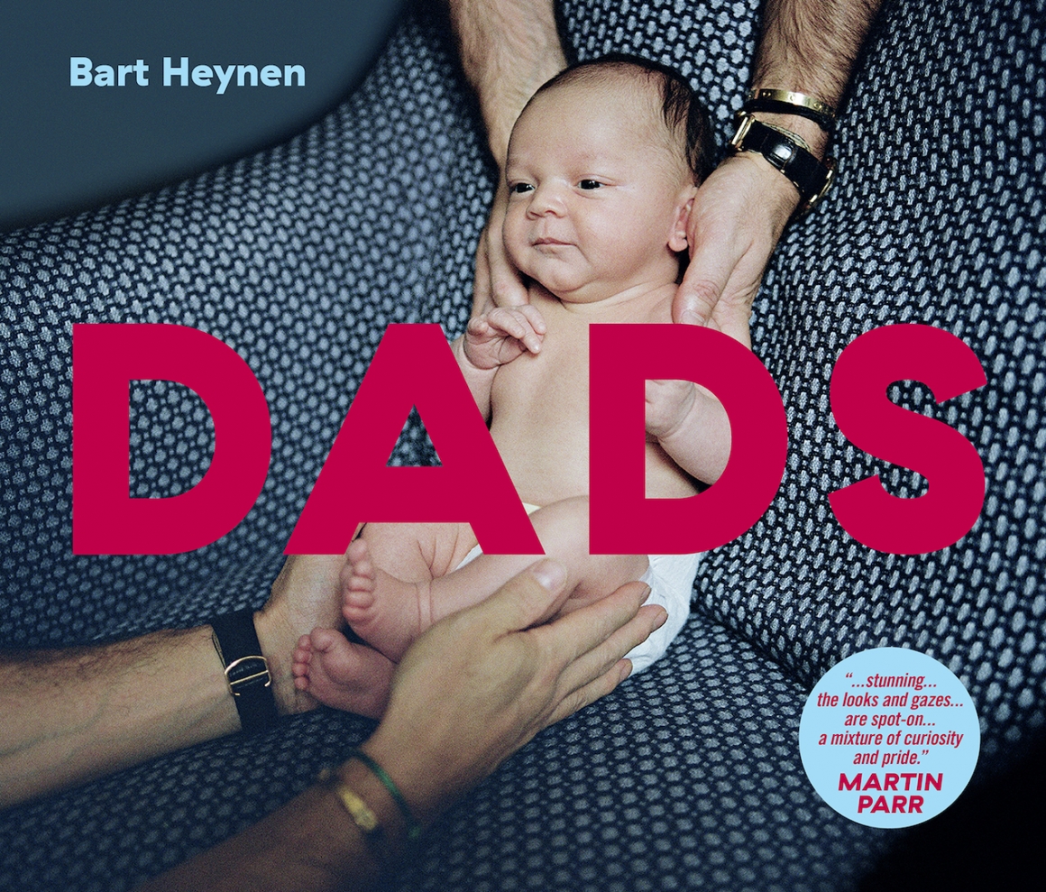 Dads cover, Handen die een baby in de lucht houden