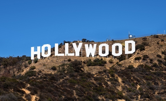 De beroemde letters die Hollywood spellen op een berg