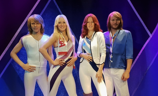de leden van de Zweedse popgroep ABBA op een rijtje