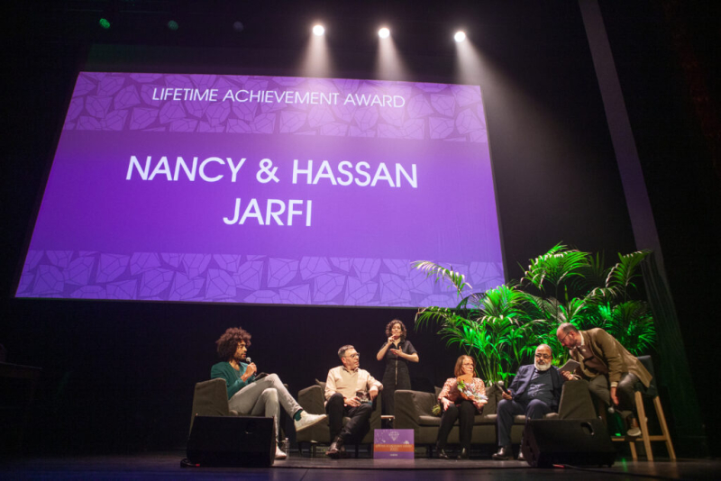 Nancy en Hassan Jarfi geven een interview op het podium