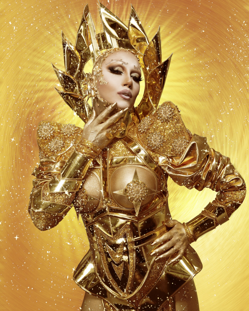 Vanessa Van Cartier poseert voor een gouden achtergrond